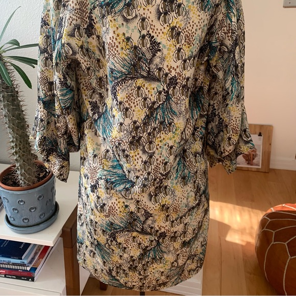 Rützou 100% Silk dress; beautiful and unusual print; ruffled front neckline - Picture 5 of 15